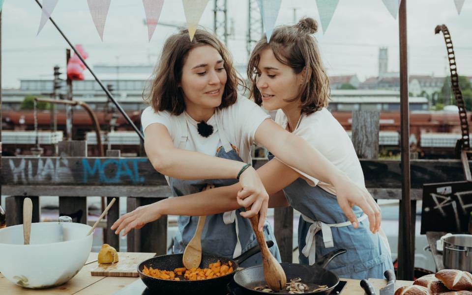 Die beiden Zwillinge Milena und Sophia sind unzertrennlich: Sie starten ihre Tour in Nürnberg und wollen knapp 60 Kilometer bis nach Herrieden fahren. Dort besuchen die Veganerinnen einen Lebenshof. Unterwegs kochen sie mit regionalen Produkten. (Bild: AlwaysOn Production GmbH/BR/Sabine Finger)