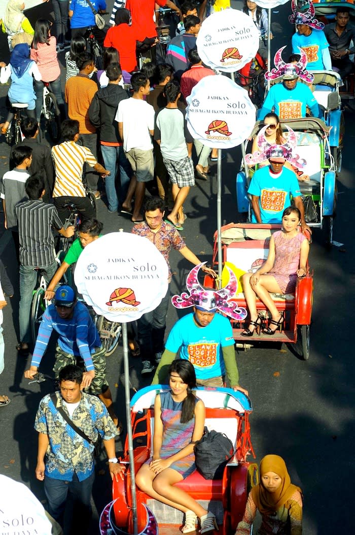 Batik parade: Other than the longest batik fabric being spread, this event also set a record for the largest number of batik cloths being worn. (