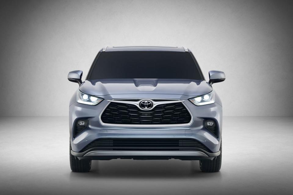 <p>Mild cosmetic details differentiate the trim levels: L, LE, and XLE trims feature a black front grille with silver trim, and the Limited and Platinum grades feature a black grille with chrome trim and a chrome-plated lower rear fascia, premium projector headlamps, and 20-inch alloy wheels, a Highlander first.</p>