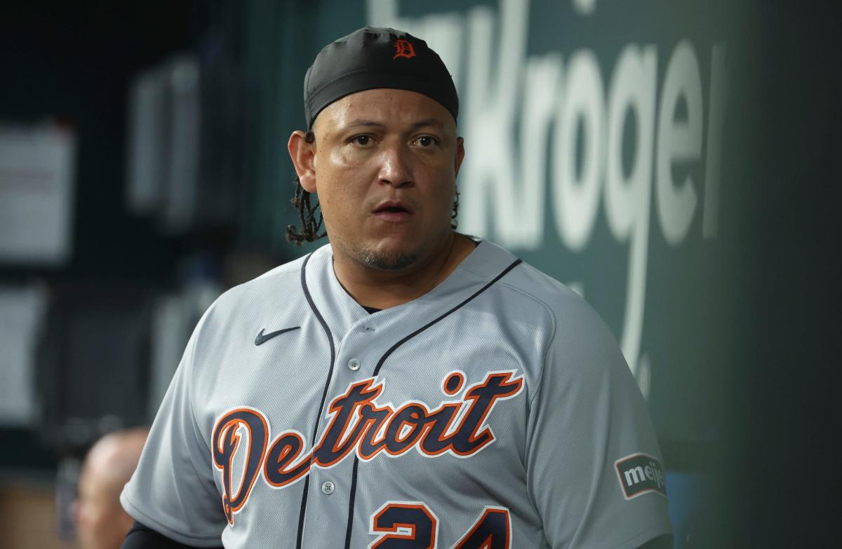 19 August 2015: Detroit Tigers First base Miguel Cabrera (24) [3277]  running the bases in a MLB game between the Detroit Tigers and the Chicago  Cubs, at Wrigley Field, Chicago, Il (Icon