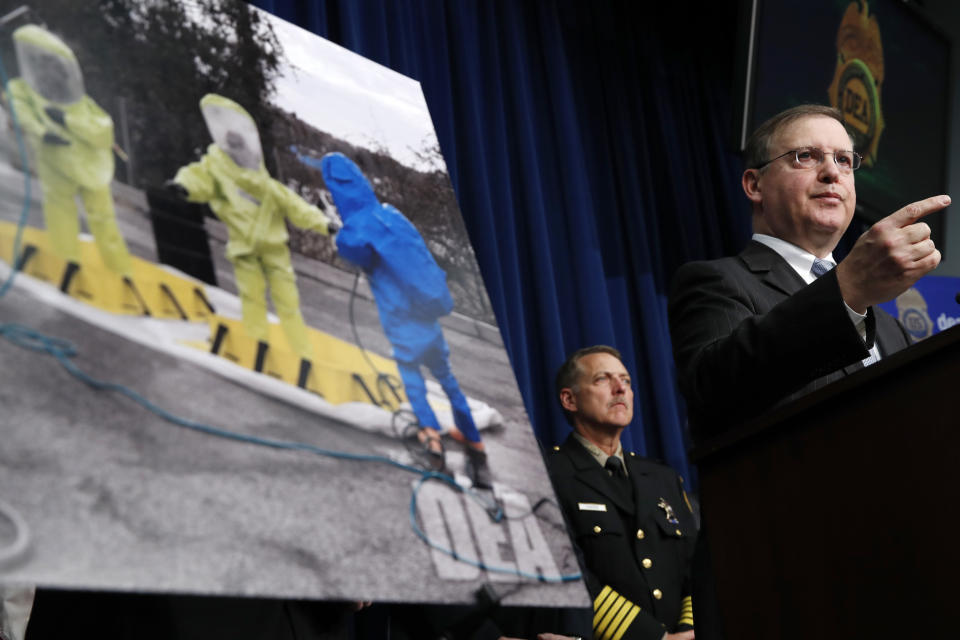 El exadministrador interino de la DEA, Chuck Rosenberg (a la derecha) habla sobre los peligros del fentanilo en la sede central de la DEA en Arlington Virginia (Foto: AP Photo/Jacquelyn Martin).