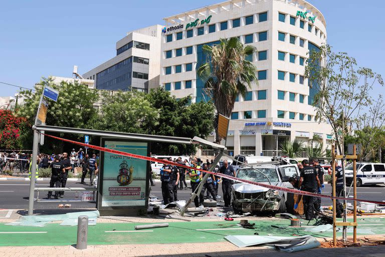 Miembros del personal de seguridad y emergencia israelí trabajan en el lugar de un presunto ataque de embestida con automóvil en Tel Aviv el 4 de julio de 2023. 