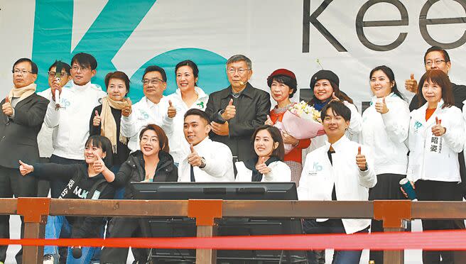 民眾黨主席柯文哲（後右五）21日在台北市榮星花園舉行「阿北森友會」謝票活動，感謝支持民眾黨的「小草」。（劉宗龍攝）