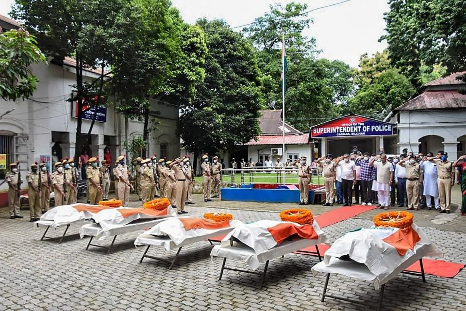 <div class="paragraphs"><p>Assam Chief Minister Himanta Biswa Sarma pays homage to the six Assam Police personnel who died in Mondays clashes at Lailapur on the Assam-Mizoram border, in Silchar, on Tuesday, 27 July.</p></div>