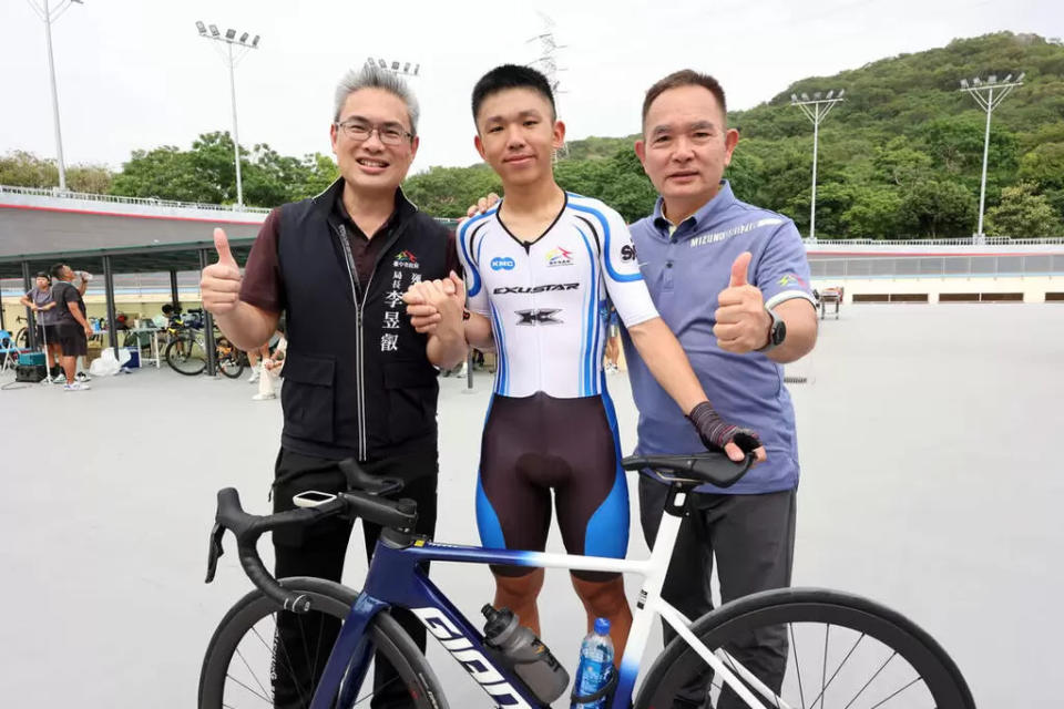 臺中市運動局長李昱叡巡視自由車場並為選手加油打氣。臺北市政府教育局提供