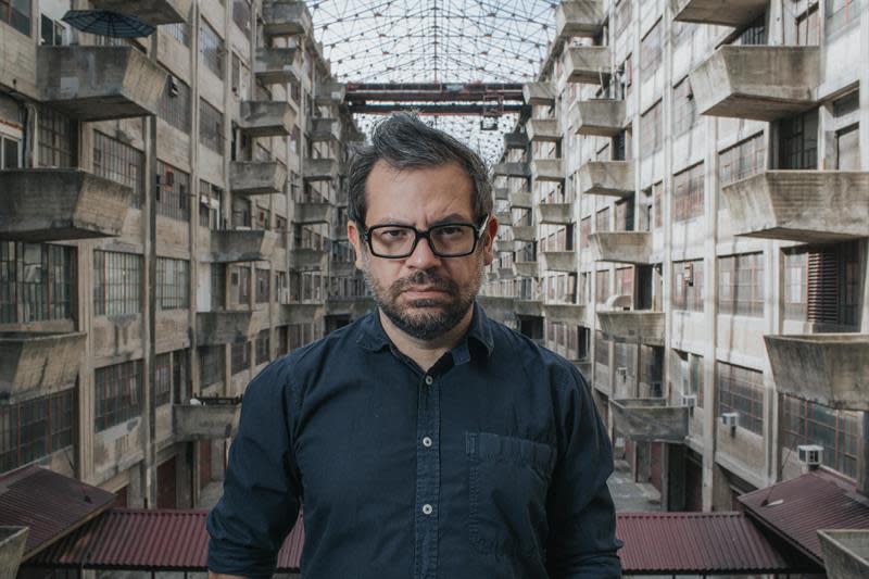 El artista mexicano Pedro Reyes posa en la instalación interactiva “Doomocracy”, en la antigua terminal militar de Brooklyn, en Nueva York. EFE/Will Star Shooting