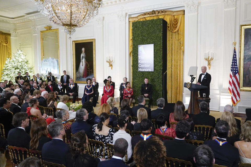 El presidente Joe Biden habla en una recepción para los homenajeados con los premios del Centro Kennedy, el domingo 4 de diciembre de 2022, en la Casa Blanca, en Washington. Los galardonados son, en primera fila de izquierda a derecha, George Clooney, Amy Grant, Gladys Knight y Tania León, y en la fila trasera, de izquierda a derecha, la banda U2: Bono, The Edge, Adam Clayton y Larry Mullen Jr. (AP Foto/Manuel Balce Ceneta)