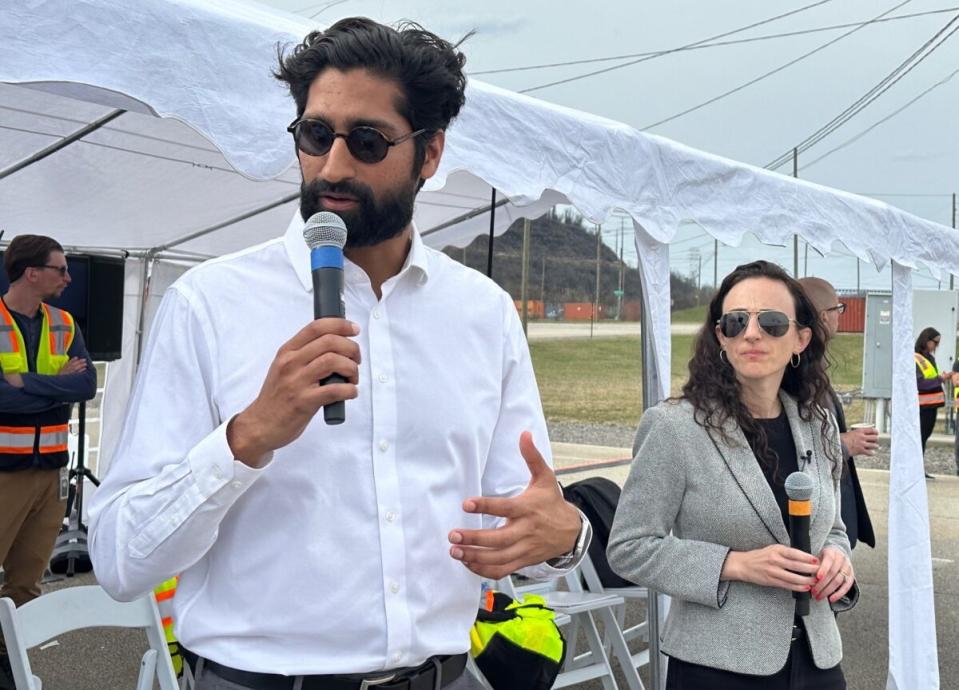 Veer Nairyani, director of the Aurora Driver program, and Lia Theodosiou-Pisanelli, Aurora vice president of operations, narrate a series of autonomous trucking hazard scenarios on Thursday at an Aurora facility southeast of Pittsburgh. (Photo: Alan Adler/FreightWaves)