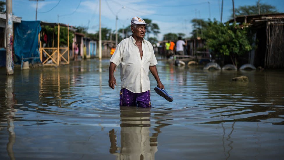 Residente de Piura, en el norte de Perú, en marzo de 2017. El Niño provocó el desborde de ríos fangosos a lo largo de toda la costa peruana, aislando comunidades y barrios enteros.