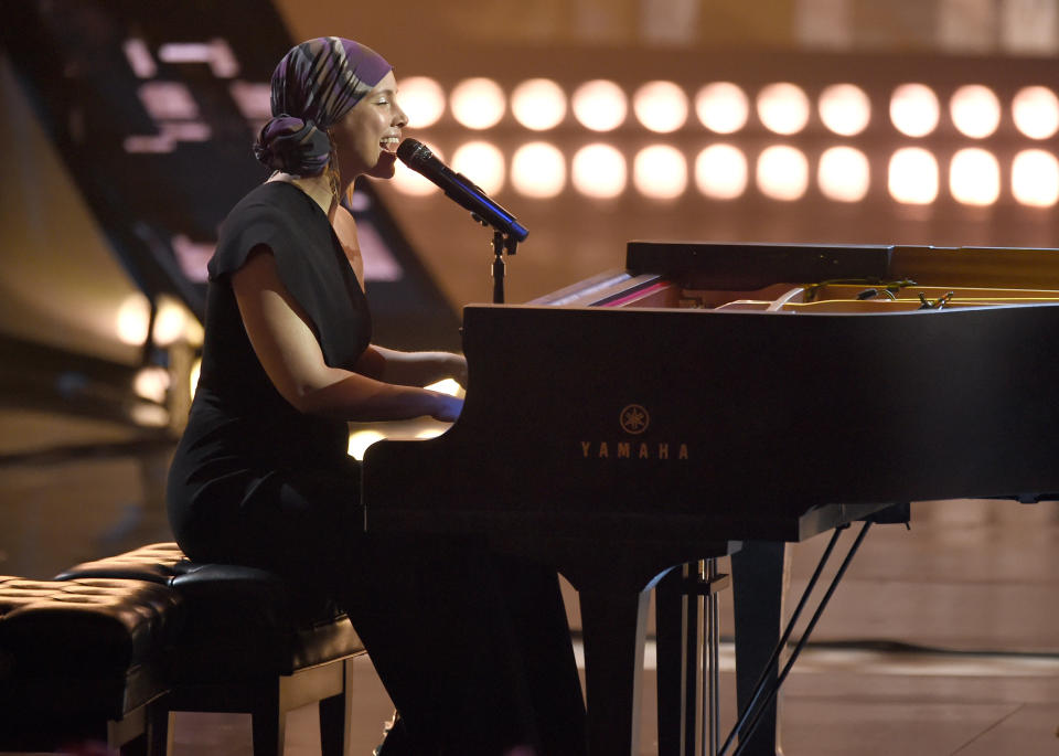 En esta foto del 14 de marzo del 2019, Alicia Keys canta "Raise A Man" durante la ceremonia de los Premios iHeartRadio de la Música en el Teatro Microsoft en Los Ángeles. (Foto por Chris Pizzello/Invision/AP, Archivo)