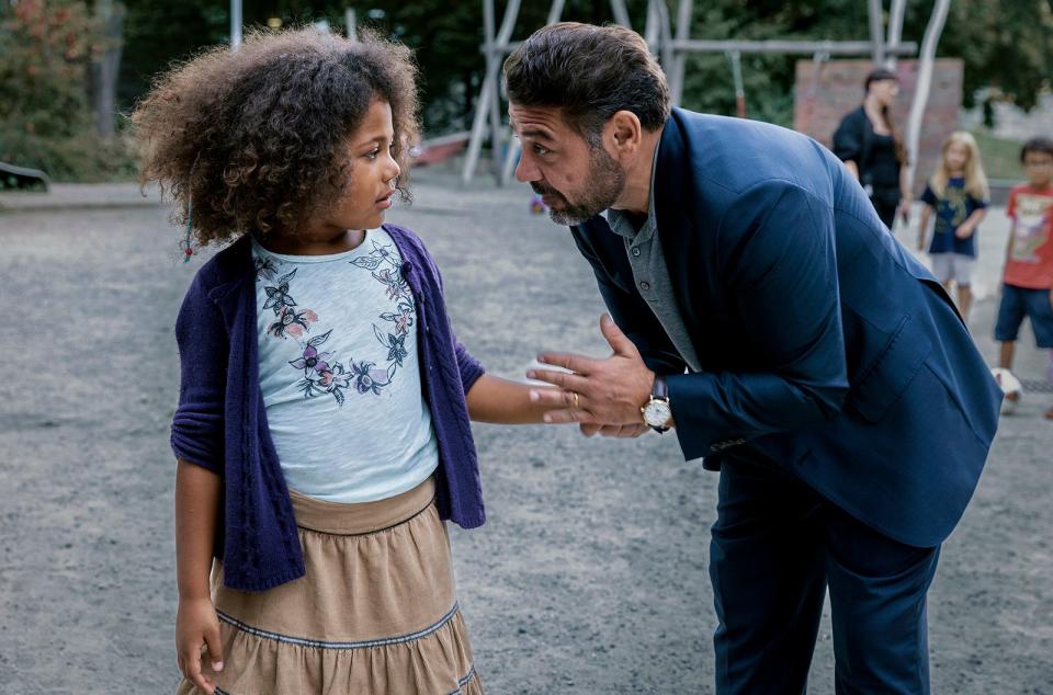 Dominic Mercier (Leonardo Nigro) fürchtet um die Sicherheit seiner Tochter Frida (Sobenna Balaban), als ihn ein Paket mit den Zehen seines getöteten Geschäftspartners erreicht. (Bild: ARD Degeto/SRF/Sava Hlavacek)