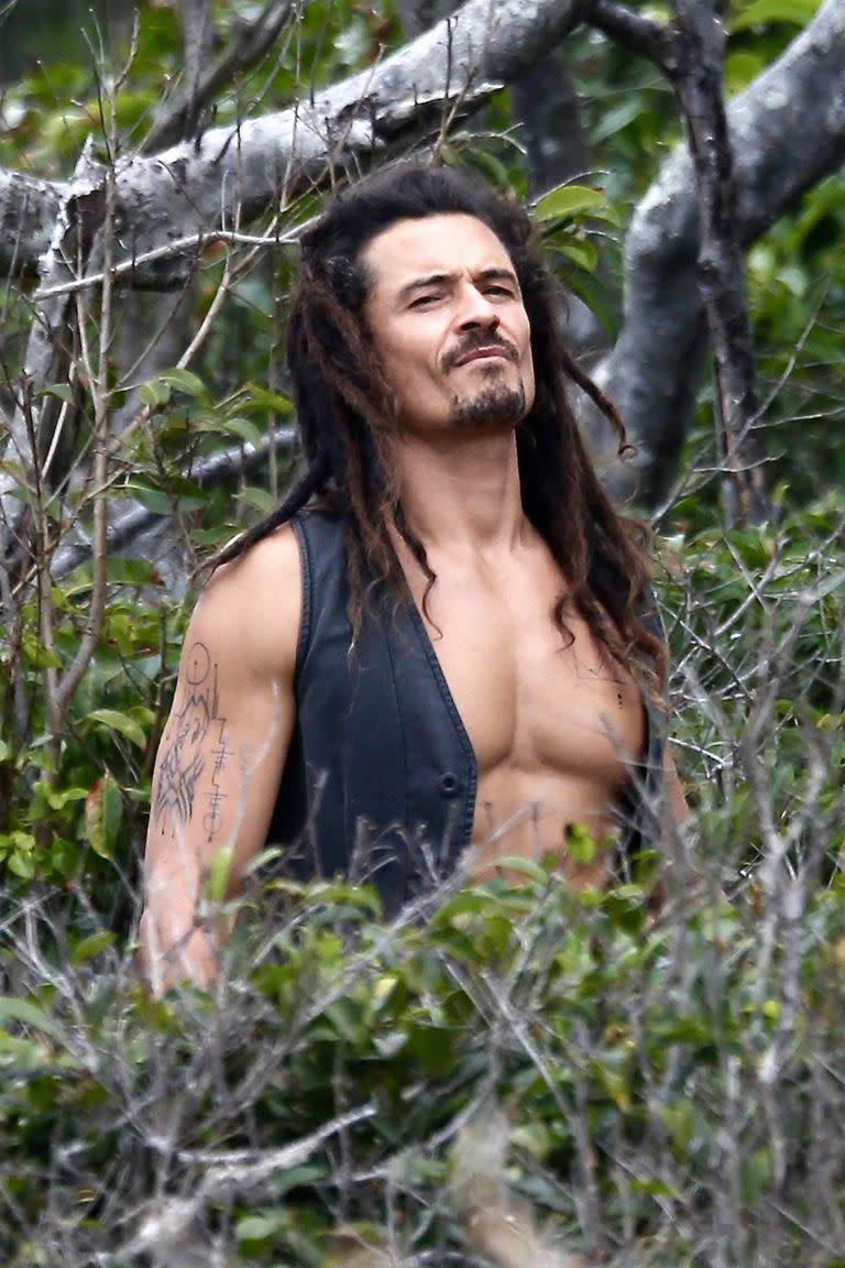 Orlando Bloom, irreconocible, durante el rodaje de la película Wizards en Wangetti Beach 