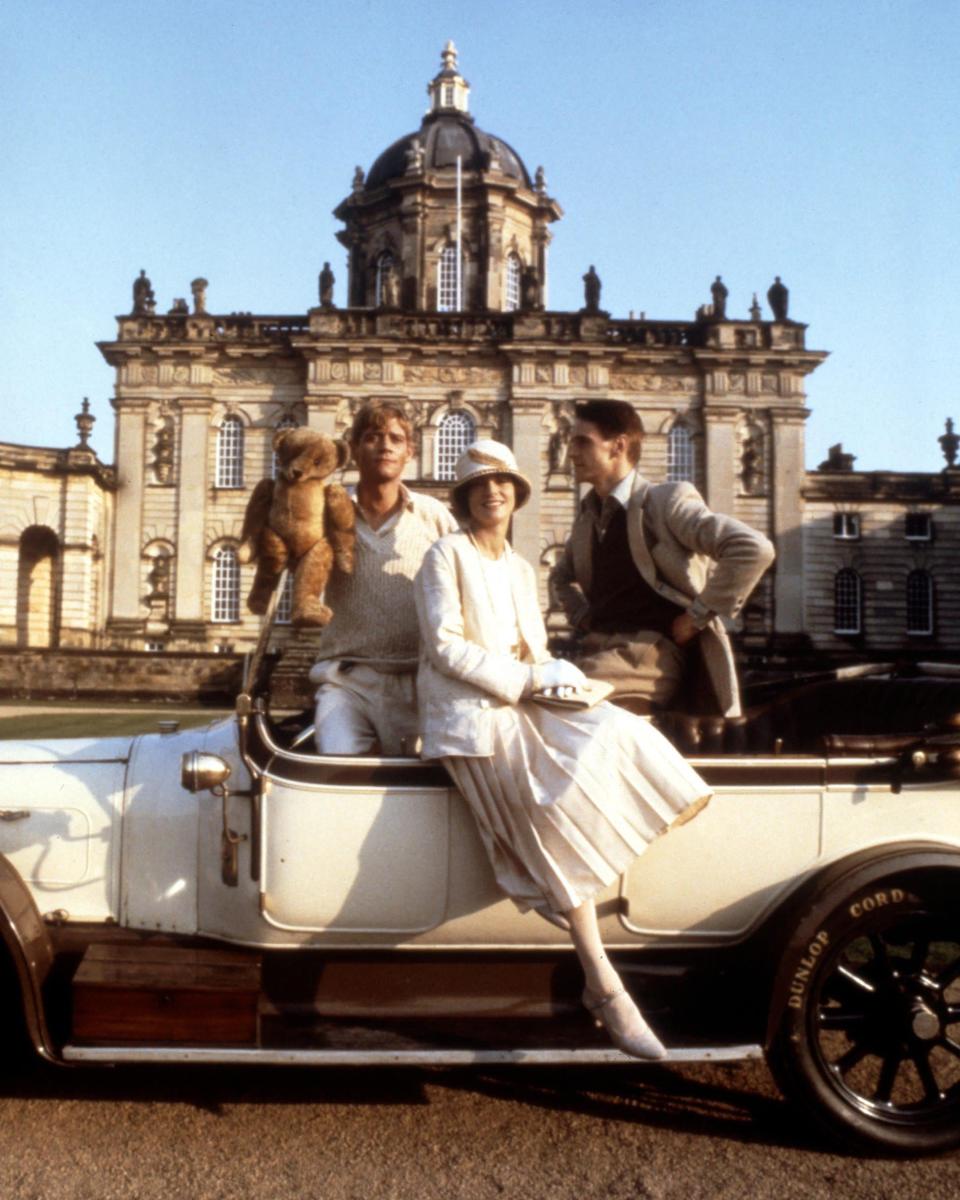 Anthony Andrews, Diana Quick and Jeremy Irons outside Castle Howard for Brideshead Revisited - Alamy Stock Photo