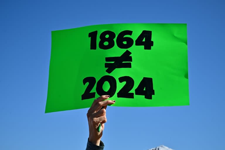 Defensores del aborto se manifiestan contra la prohibición de 1864, en Scottsdale, estado de Arizona, en el sur de EEUU, el 15 de abril de 2024 (Frederic J. Brown)