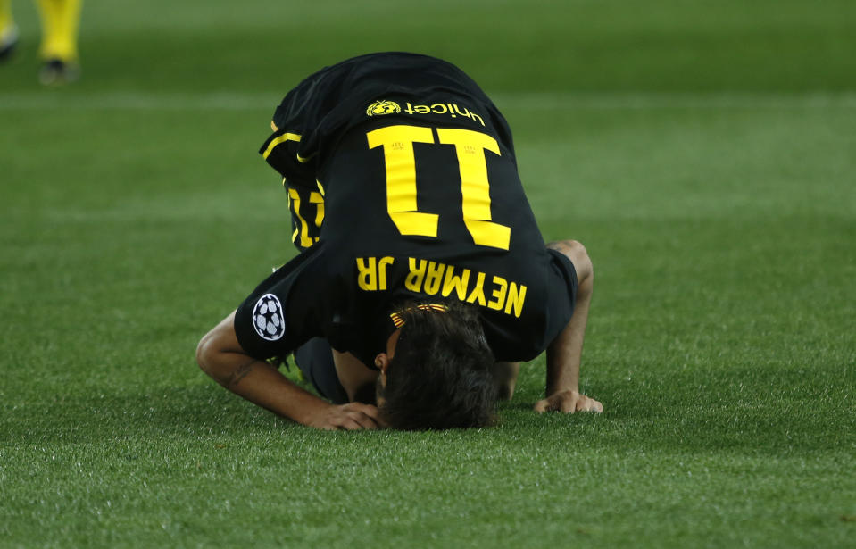 Barcelona's Neymar reacts on the ground during the Champions League quarterfinal second leg soccer match between Atletico Madrid and FC Barcelona at the Vicente Calderon stadium in Madrid, Spain, Wednesday, April 9, 2014. (AP Photo/Andres Kudacki)