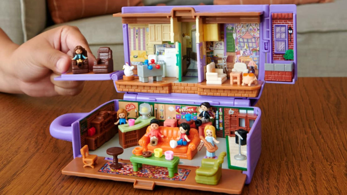 You Can Now Get A Friends Themed Polly Pocket Playset!