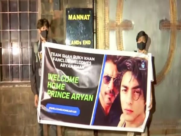 SRK fans outside Mannat