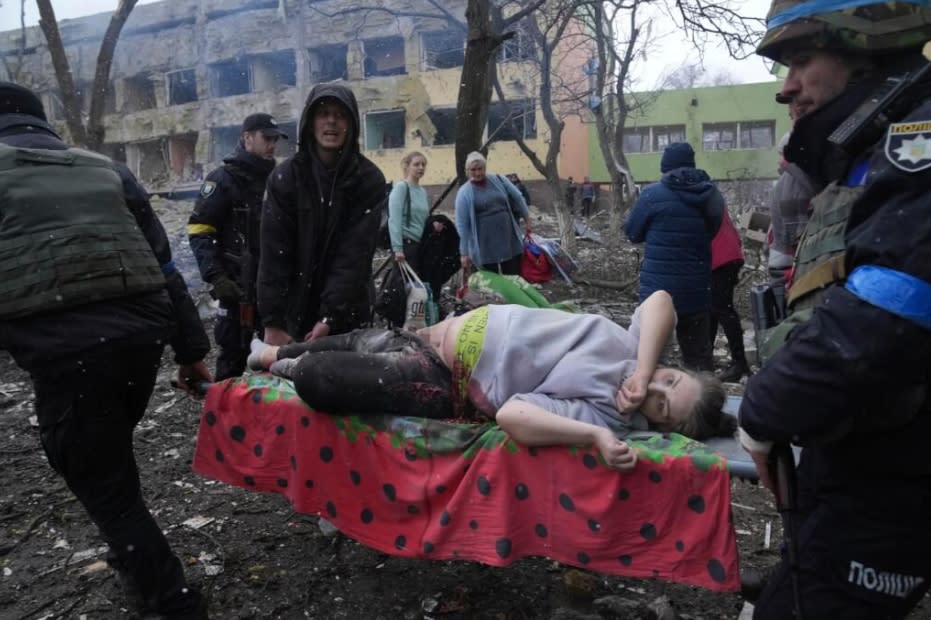 烏克蘭指控，俄羅斯空襲烏國南部港市馬立波的兒童及婦產科醫院。圖為醫護人員抬出在砲擊中受傷的孕婦。（美聯社）