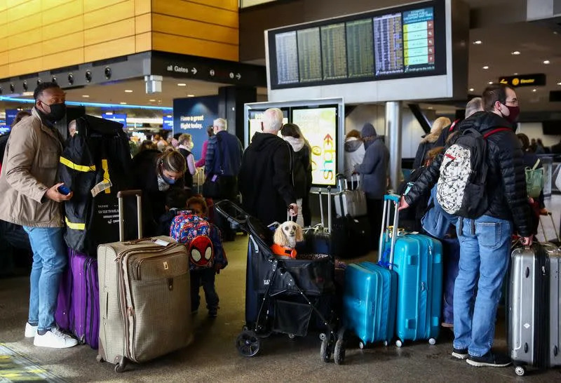 US wants airlines to increase aid to stranded and delayed passengers