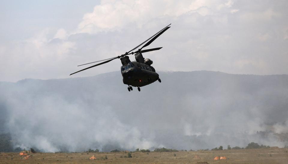 美國CH-47D墜毀疑似為iPad掉落造成，圖為義大利陸軍同型機。（路透社）