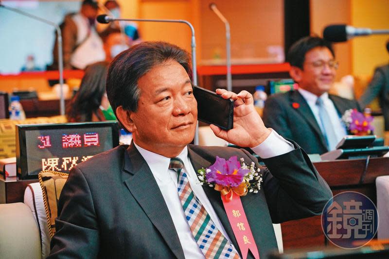 台南市議員郭信良在議長任內曾打電話施壓及飆罵官員，辦理佃西重劃案抵費地登記。