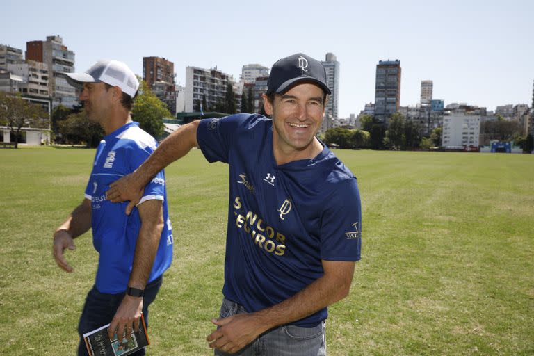 Gracioso incurable, David "Pelón" Stirling le juega alguna broma a Gonzalito Pieres; el 2 de La Dolfina y el 3 de Ellerstina se encontraron en la presentación del Campeonato Argentino Abierto y muy posiblemente lo hagan en la definición de la zona B.