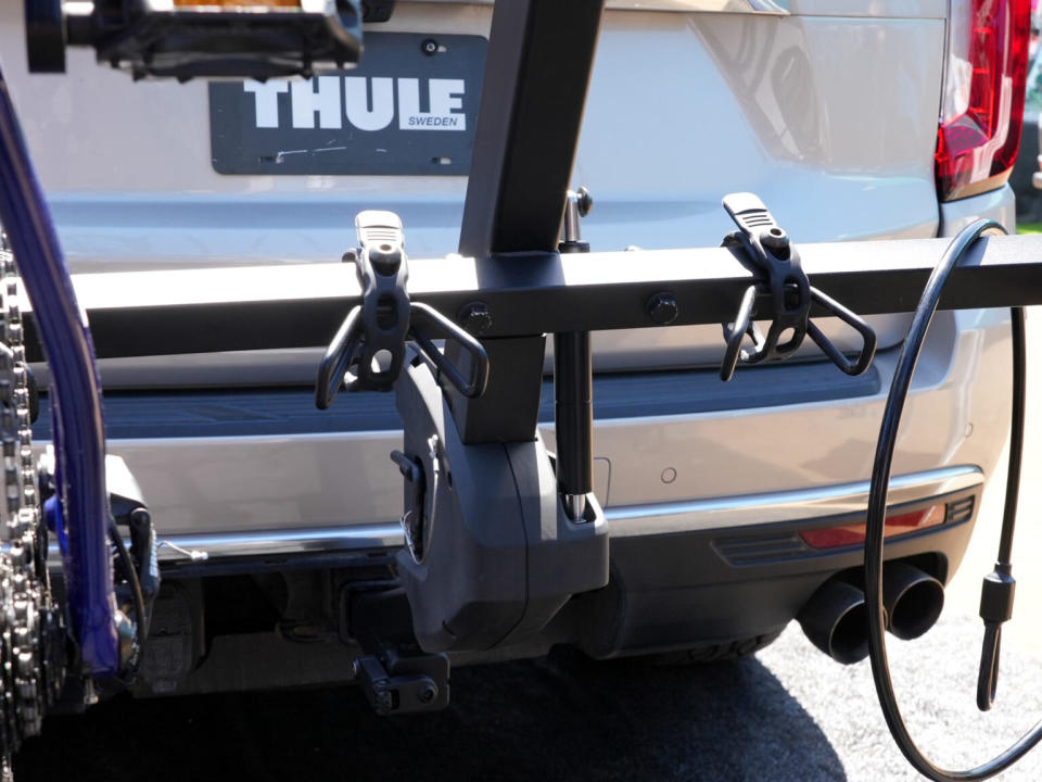 closeup details of thule revert hanging hitch bike rack