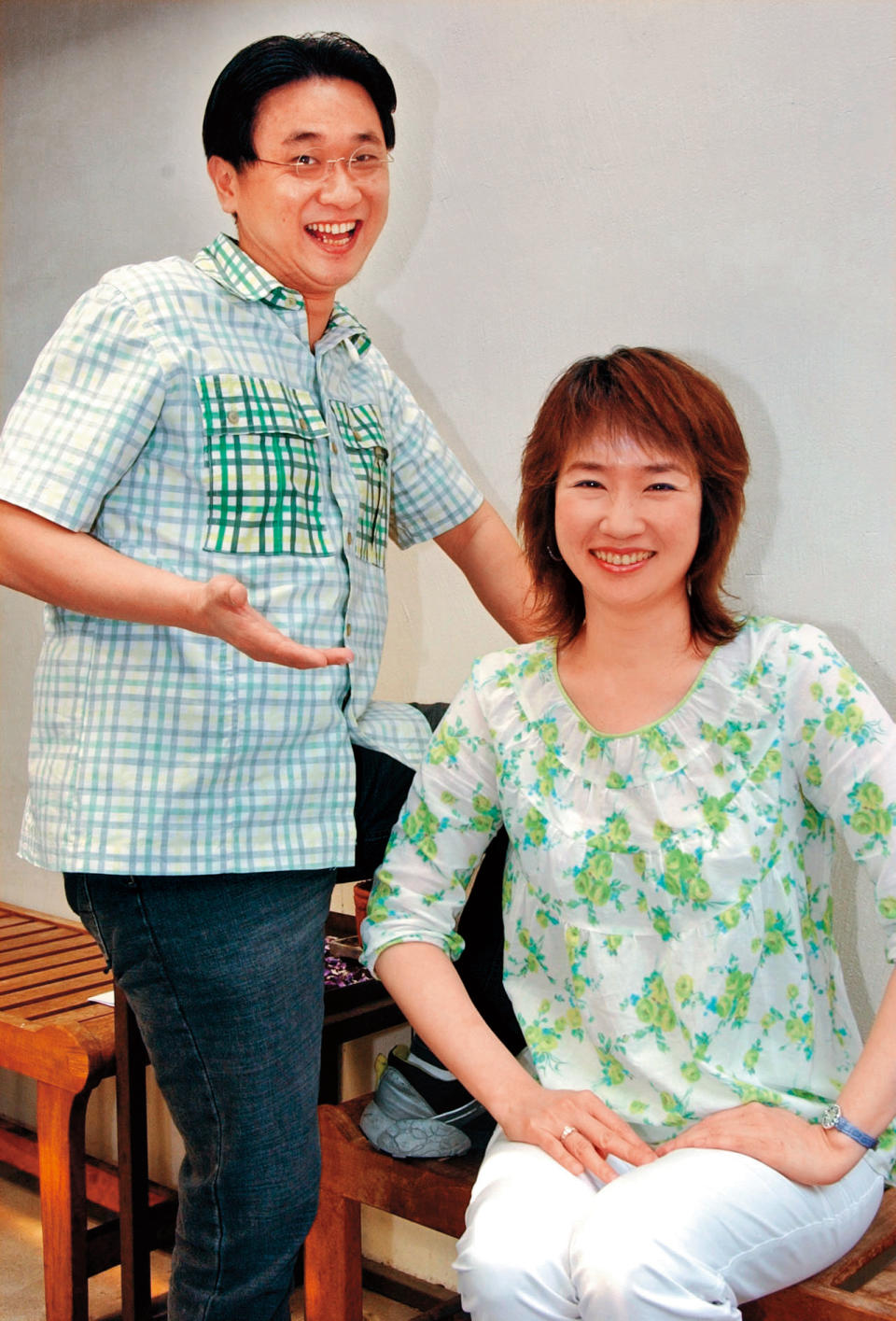 許雅琪（右）曾在2004年和老公邰智源（左）接受報紙專訪，是兩人難得公開同框。（東方IC）