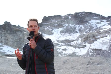 Environment NGOs, Alps protection associations commemorate dying glacier at on-site mourning ceremony