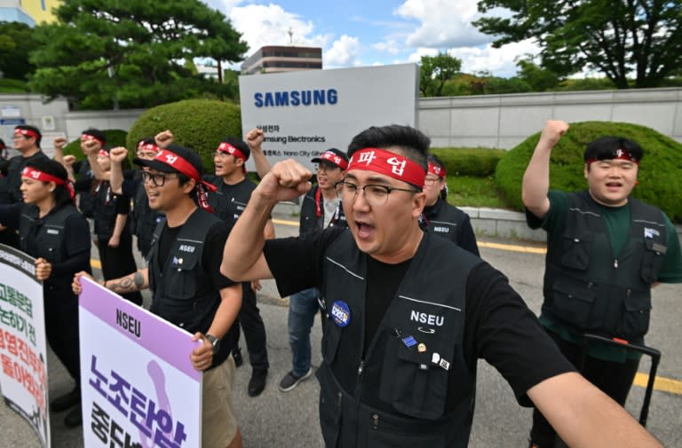 Samsung employees have walked off the job, demanding better pay, more transparent bonuses and an additional day off each year (Jung Yeon-je)