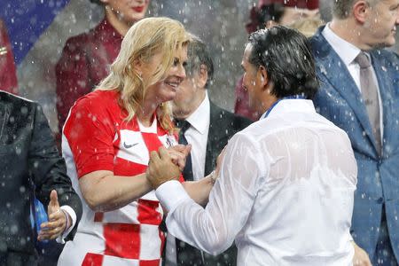 Foto del domingo del DT de Croacia, Zlatko Dalic, saludando a la presidenta del país, Kolinda Grabar-Kitarovic, tras la derrota ante Francia en la final del Mundial. Jul 15, 2018. REUTERS/Darren Staples