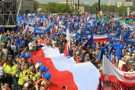 People hold a giant Polish flag at an anti-government demonstration called "March of Freedom" organised by opposition parties in Warsaw, Poland May 6, 2017. Agencja Gazeta/Przemek Wierzchowski via REUTERS