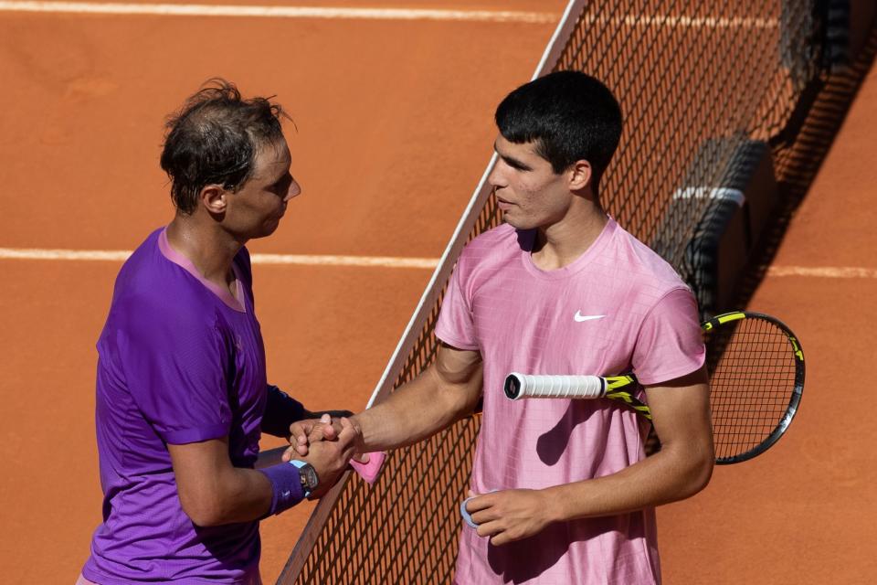 Alcaraz se vio las caras con Rafael Nadal en la segunda ronda del Madrid Open de 2021. (Foto: Xinhua / Meng Dingbo / Getty Images).