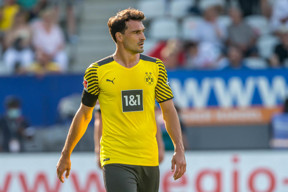 FREIBURG IM BREISGAU, GERMANY - AUGUST 21: (BILD ZEITUNG OUT) Mats Hummels of Borussia Dortmund Looks on during the Bundesliga match between Sport-Club Freiburg and Borussia Dortmund at SC-Stadion on August 21, 2021 in Freiburg im Breisgau, Germany. (Photo by Harry Langer/DeFodi Images via Getty Images)