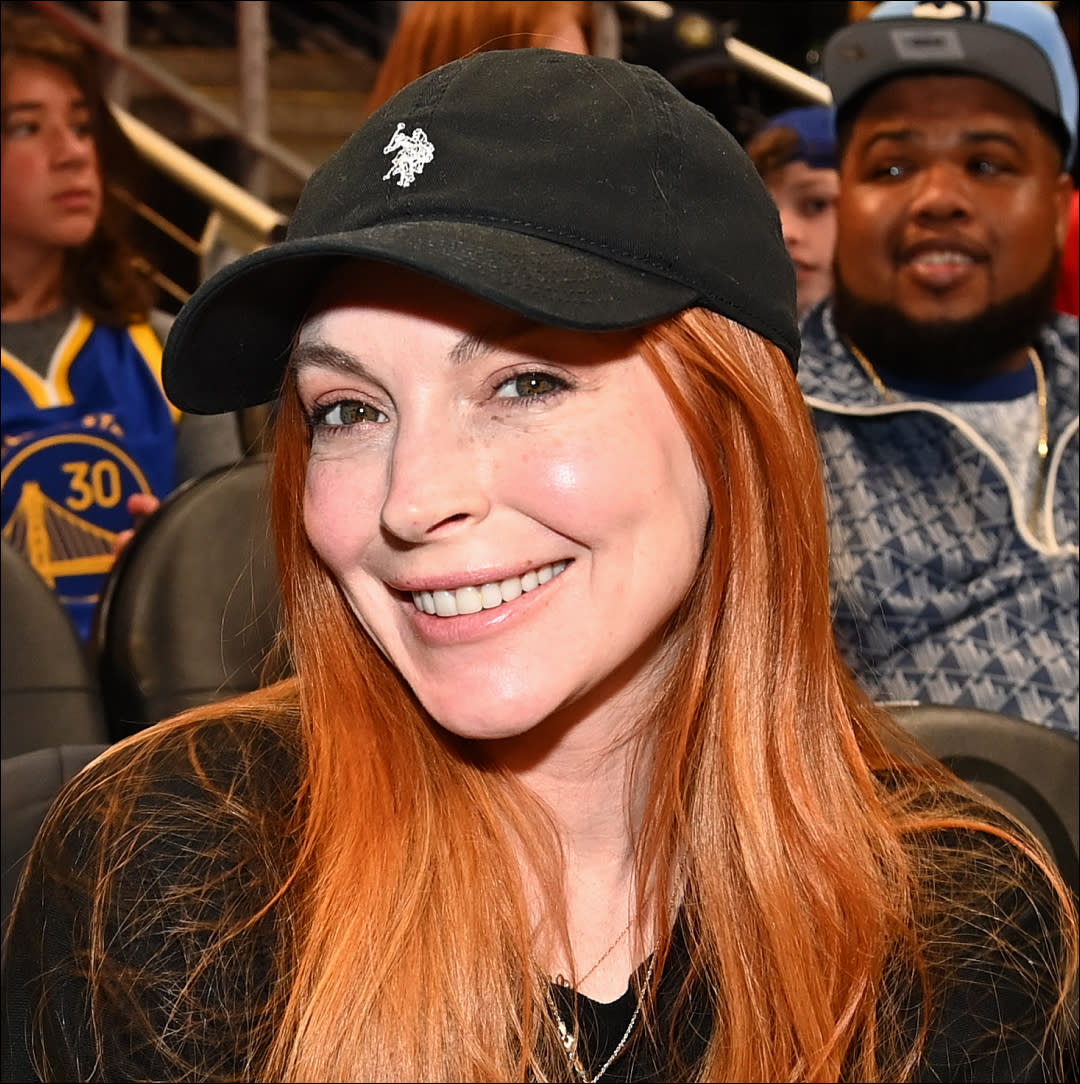  Lindsay Lohan Shines in Chic Athleisure Wear While Hanging Out With Stephen Curry Courtside . 