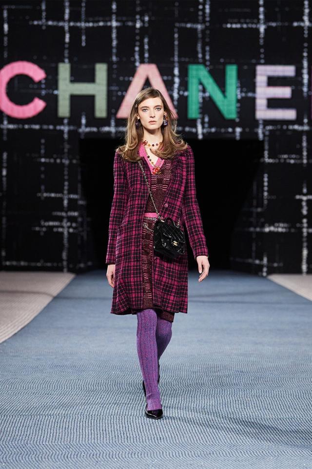 Chanel's tweed dominates FW22 ready-to-wear collection - HIGHXTAR.