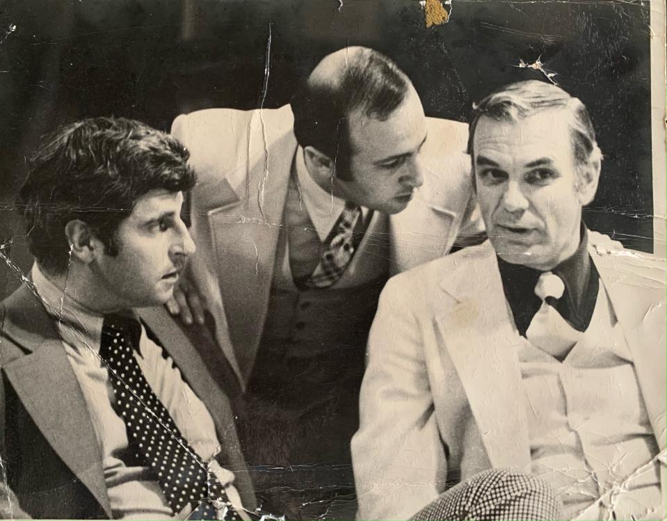 Glen Korobov stands between Indiana coach Bob Knight, left, and Stetson coach Glenn Wilkes.