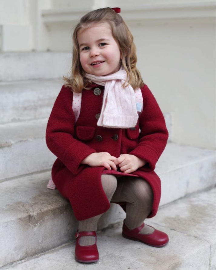 <p>Zu ihrem dritten Geburtstag gab es zwar kein neues, offizielles Bild der kleinen Prinzessin, aber der Palast bedankte sich mit diesem süßen Bild für die zahlreichen Glückwünsche zu Charlottes Ehrentag. Das Foto entstand Anfang des Jahres an Charlottes ersten Tag im Kindergarten.(Bild: Kensington Royal/Instagram.com) </p>