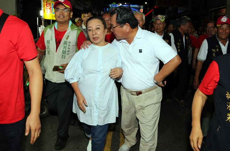 嘉義縣長張花冠（前左2）13日深夜參加民雄大士爺文化祭會場，被民進黨籍立委陳明文以右手搭肩、拉近說話，張花冠18日與媒體閒聊，覺得不受尊重及不舒服，考慮提告。（民眾提供）