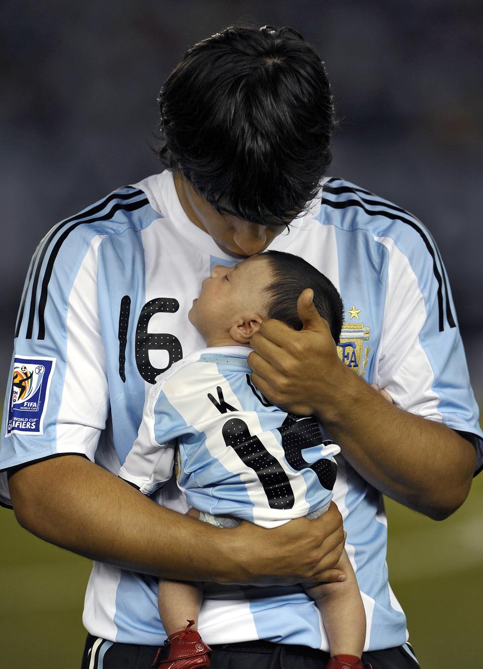 El futbolista Sergio Aguero sostiene a su hijo Benjamin - nieto de Diego Maradona - en 2009. AFP PHOTO / ALEJANDRO PAGNI (Photo credit should read ALEJANDRO PAGNI/AFP via Getty Images)