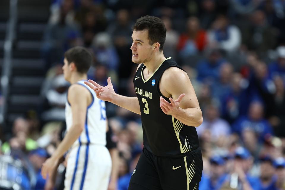 PITTSBURGH, PENNSYLVANIA - MARCH 21: Jack Gohlke #3 of the Oakland Golden Grizzlies reacts during the first half of a game against the Kentucky Wildcats in the first round of the NCAA Men's Basketball Tournament at PPG PAINTS Arena on March 21, 2024 in Pittsburgh, Pennsylvania. (Photo by Tim Nwachukwu/Getty Images)