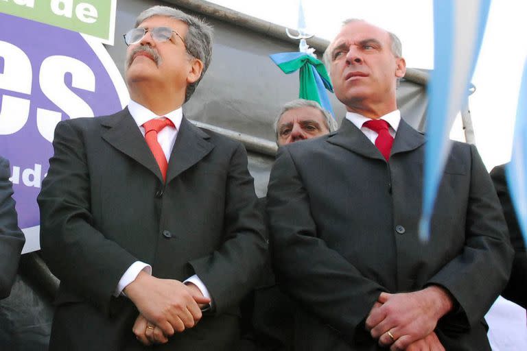 07/09/2006 - Julio De Vido y Claudio Uberti, en una inauguración: El exministro de Planificación y el extitular del Órgano de Control de Concesiones Viales (Occovi) ya se mostraban juntos durante los primeros años del kirchnerismo en actos oficiales