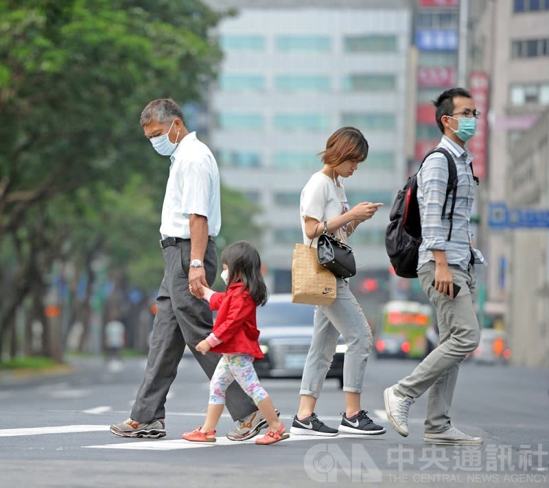 車輛路口未禮讓行人， 交通部研議最高罰6千。（檔案照） 