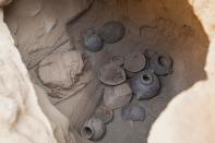 <p>Alrededor de las momias de los niños se hallaron objetos de cerámica, algo que era habitual para que los difuntos se marcharan preparados a la otra vida. (Foto: Guadalupe Pardo / AFP / Getty Images).</p> 