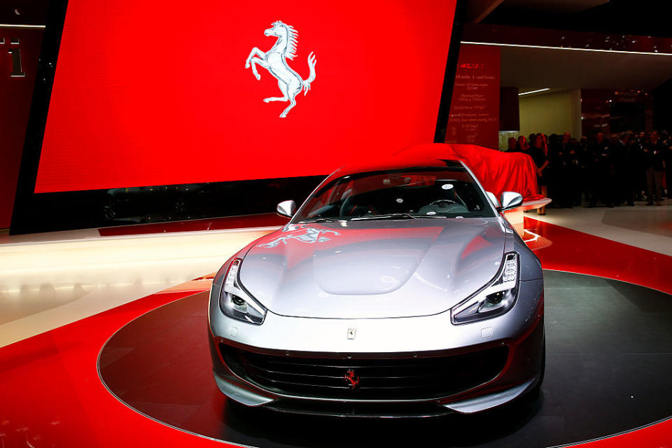 <p><b>Modelli da sogno</b>. Le Ferrari GTC4 Lusso T (nella foto), F12 Tdf e 488 sono state le vetture più recenti sulle quali la casa di Maranello ha investito. (Photo by Chesnot/Getty Images) </p>