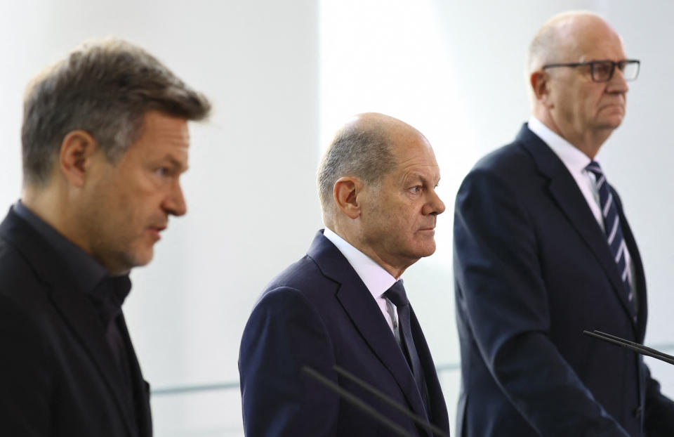 Bundeskanzler Olaf Scholz mit Robert Habeck und Dietmar Woidke (Bild: REUTERS)