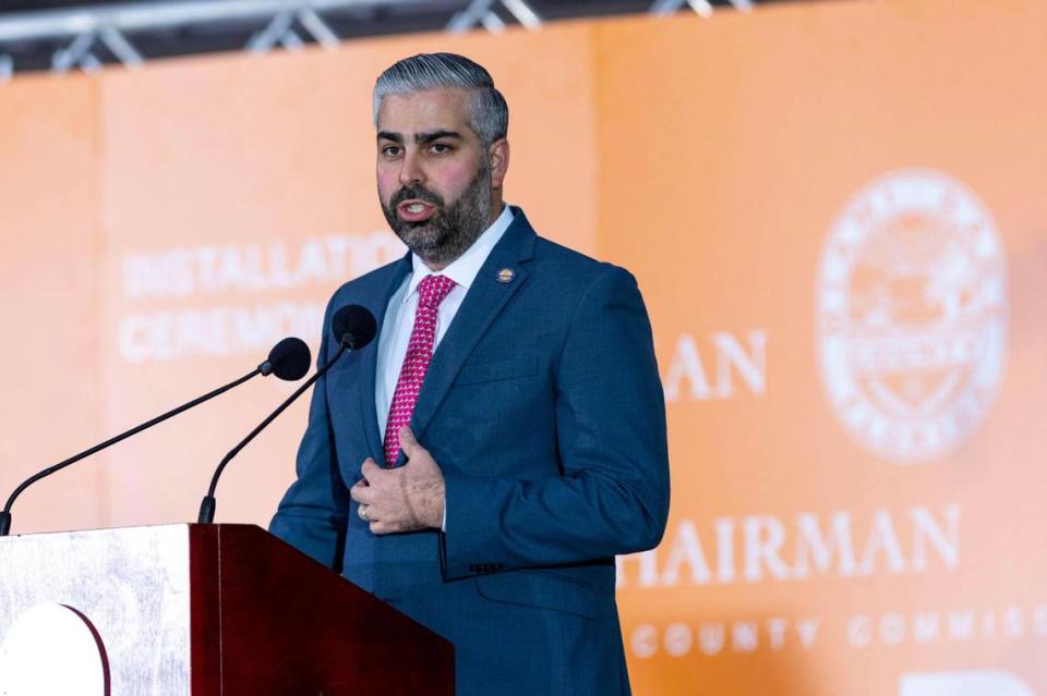 Anthony Rodríguez habla ante la multitud durante su ceremonia de juramento como nuevo vicepresidente de la Comisión del Condado Miami-Dade en el Hard Rock Stadium en Miami Gardens, Florida, el jueves 15 de diciembre de 2022.