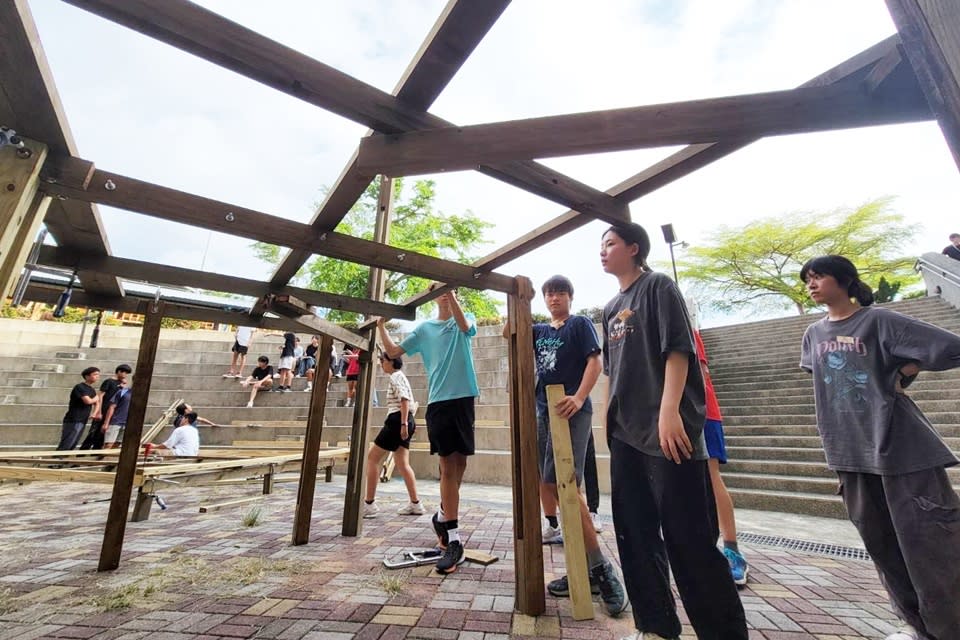 臺東女中執行113年國教署國際與跨校藝術共創計畫，以「交會的地平線」為主題，將以國產材打造3座對應不同地形的大型木構裝置，首場共創營隊計有6校、58人參與。