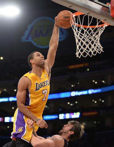 El escolta reserva de los Lakers Xavier Henry machaca por encima del pívot novato de los Pelicans, Jeff Whithey, en la victoria del equipo local por 116-95 en el Staples Center de Los Ángeles, el martes 12 de noviembre (Getty Images/AFP | Harry How)