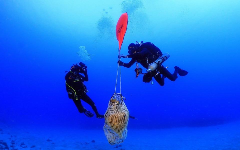 Divers raise an amphora from the seabed - Hellenic Ministry of Culture